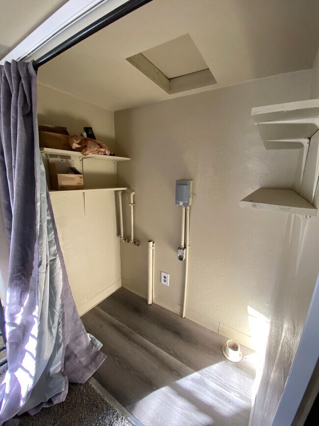 Building Photo - Updated 2 Bedroom Roseville Unit!