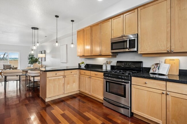 Building Photo - Spectacular SW Portland 2 bedroom Townhouse