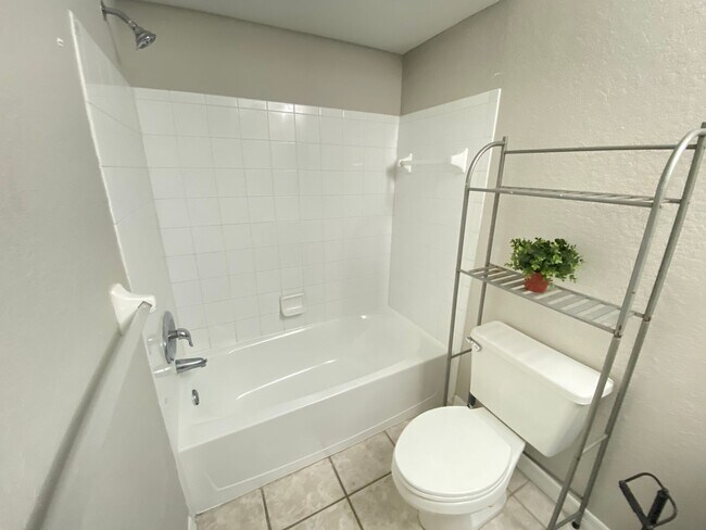 Building Photo - 13827 Fairway Island Dr