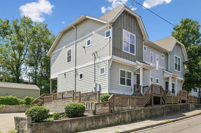Building Photo - 906 Smiley St