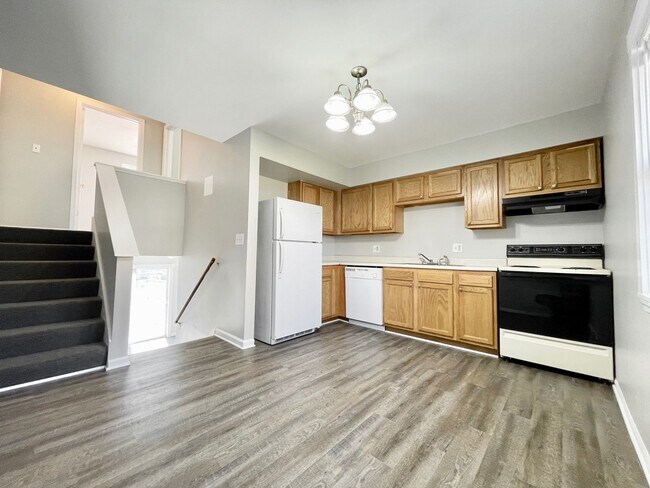 Building Photo - 3910-3912 Camelot Dr SE