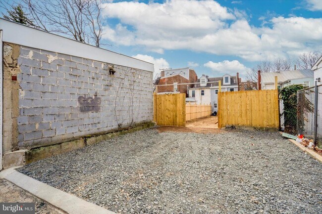 Building Photo - 451 King St