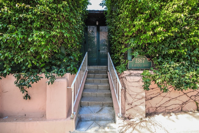 Building Photo - 1367 N Beverly Dr