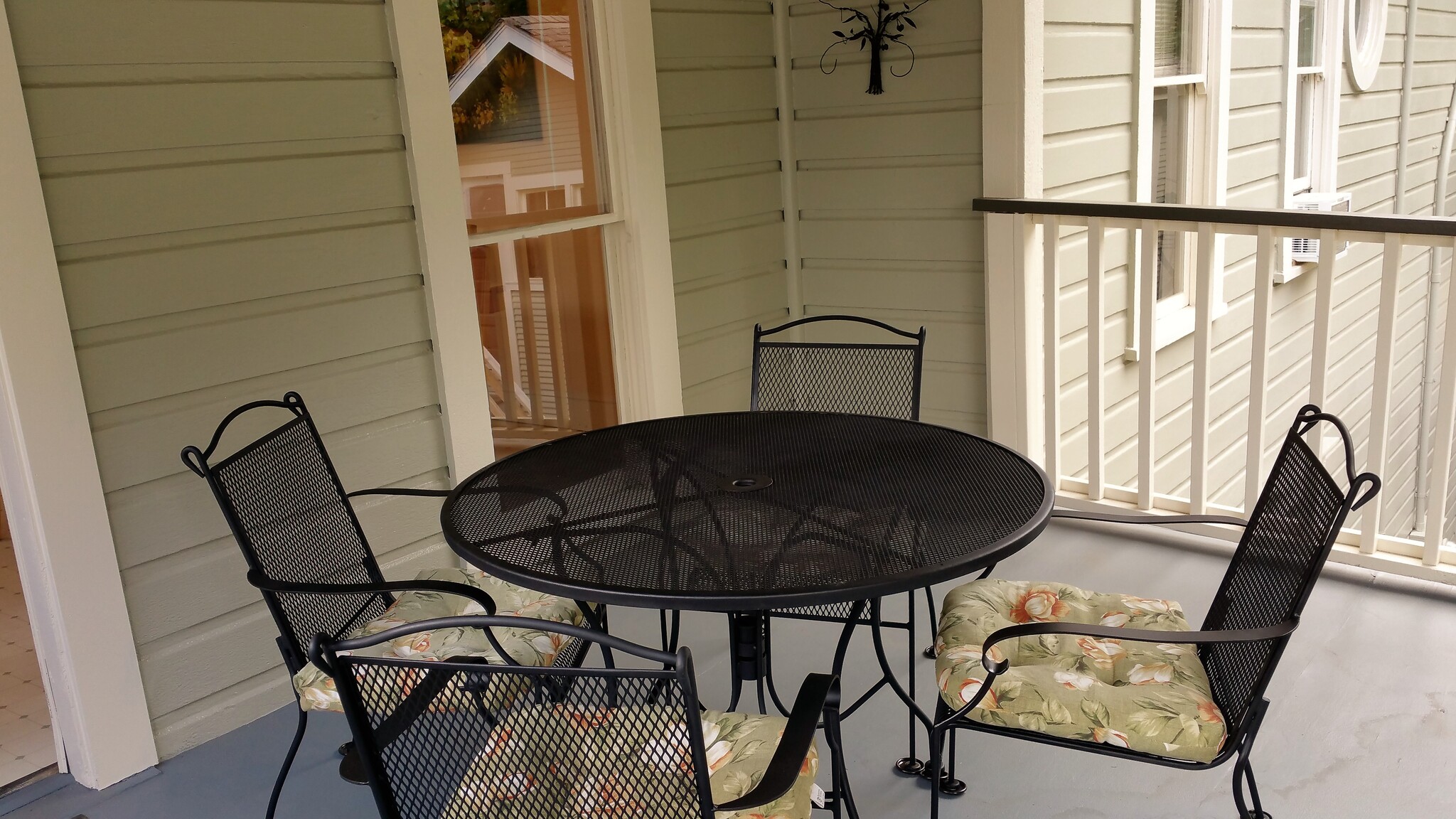 Balcony/porch - 131 SW Hooker St