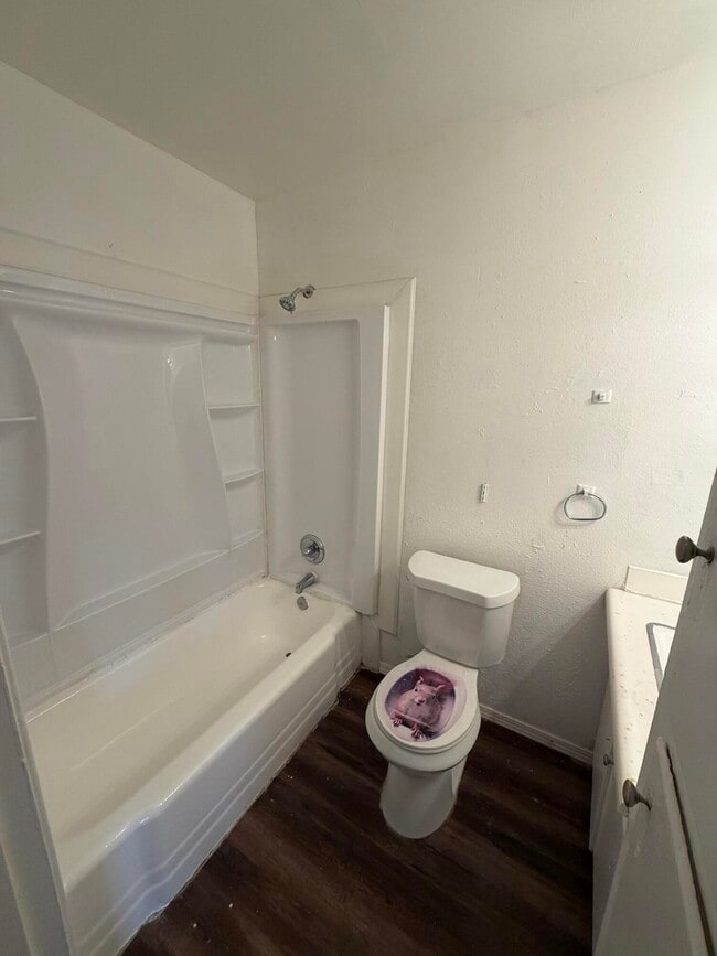 Building Photo - 2715 E 2nd St