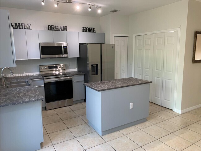 Building Photo - 3001 SE 17th Ave