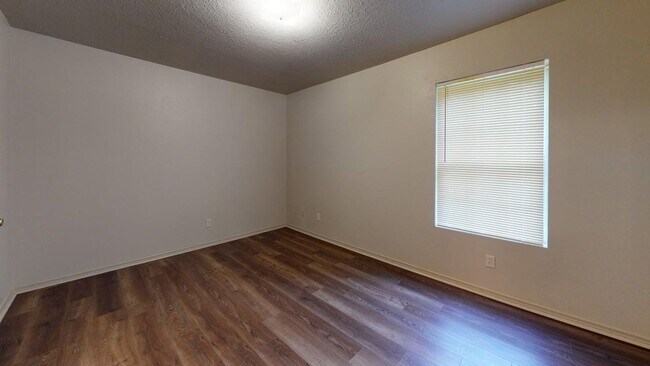 Building Photo - 1709 Redbud Dr