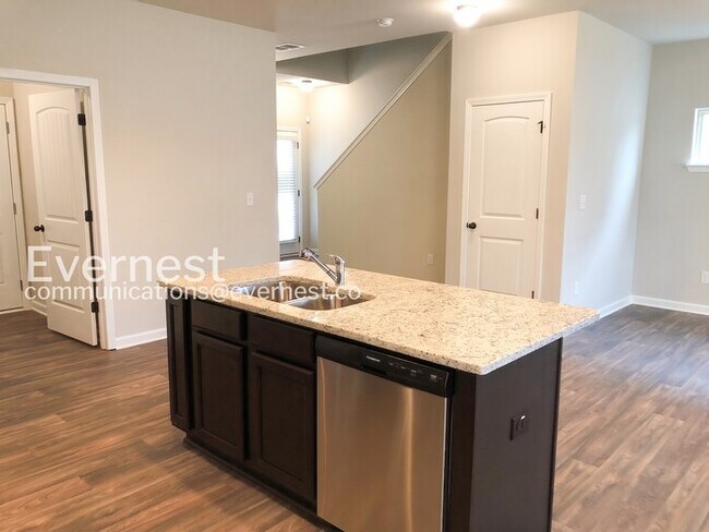 Building Photo - 4 Bed/2.5 Bath Home with Garage / Pet-Friendly / Vouchers Accepted / Coming Soon!