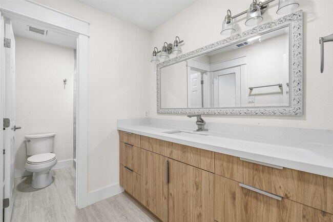 Building Photo - 1037 Town Pl St