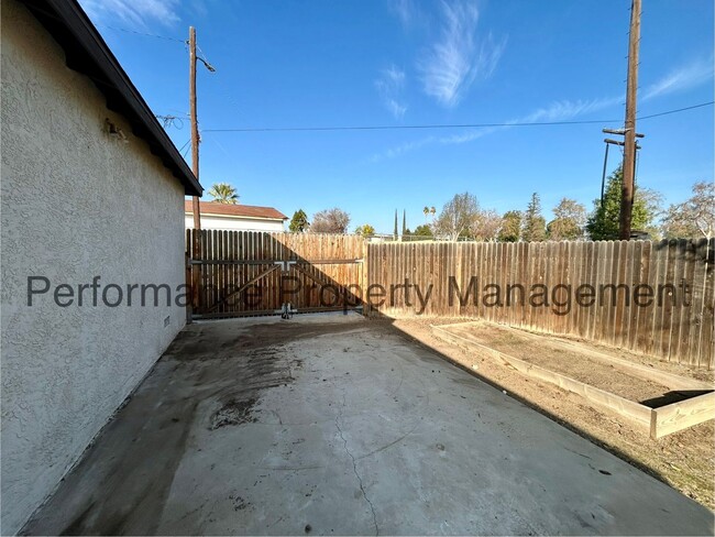 Building Photo - Cozy 3 Bed/1 Bath NE Bakersfield Home w/ S...