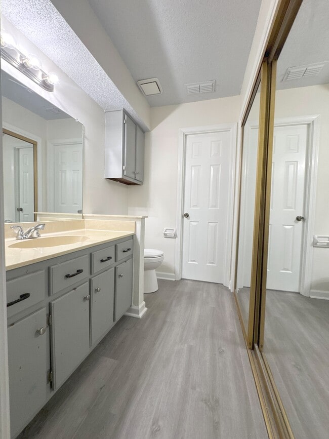 Building Photo - 3092 S Wesley Ct