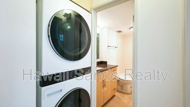 Building Photo - 501 Hahaione St