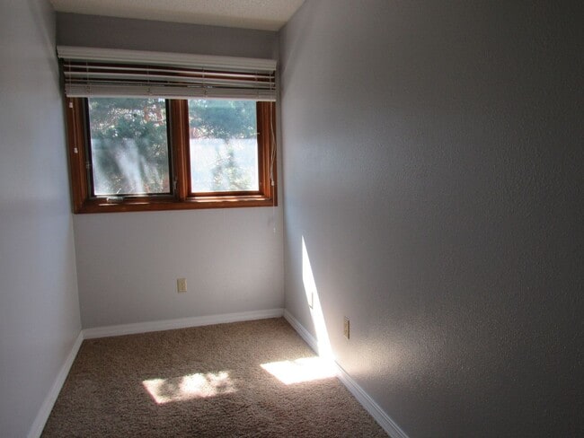 Building Photo - Secluded Eastside Townhome W/Double Garage