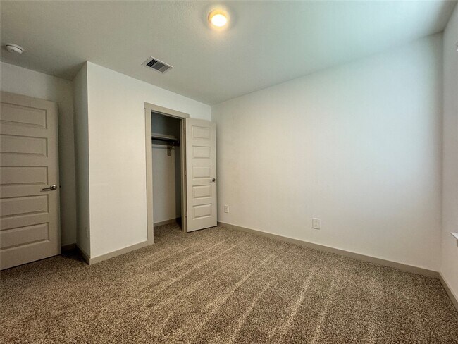 Building Photo - 3322 Silverton Dr