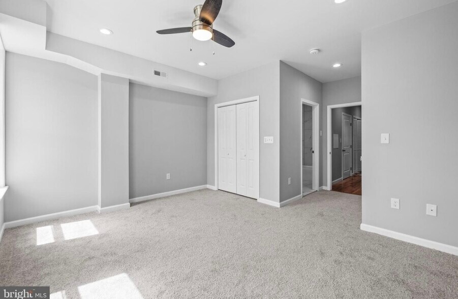 Building Photo - 1704 E Chase St