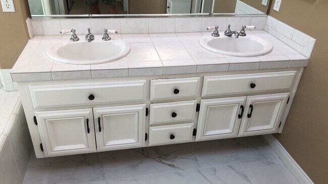 Building Photo - Stunning Sierra Del pro view home!