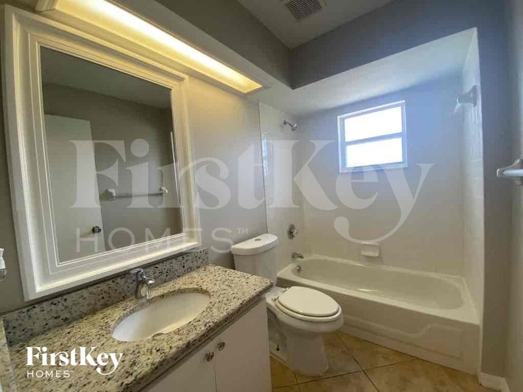 Building Photo - 944 Devonshire Way