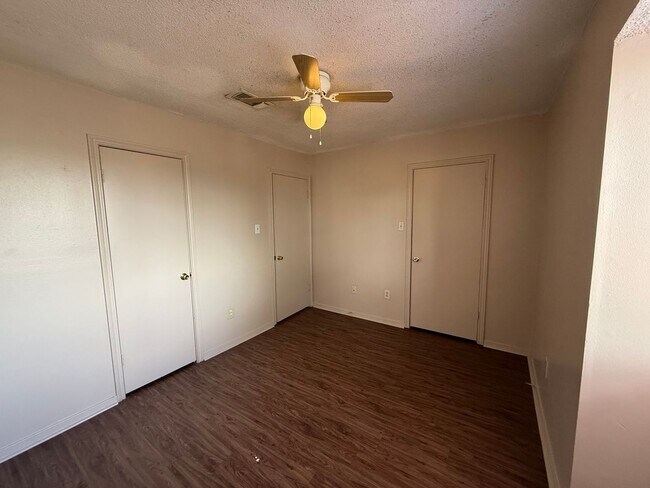 Building Photo - 2BD 1.5BA TOWNHOUSE WITH WATER INCLUDED