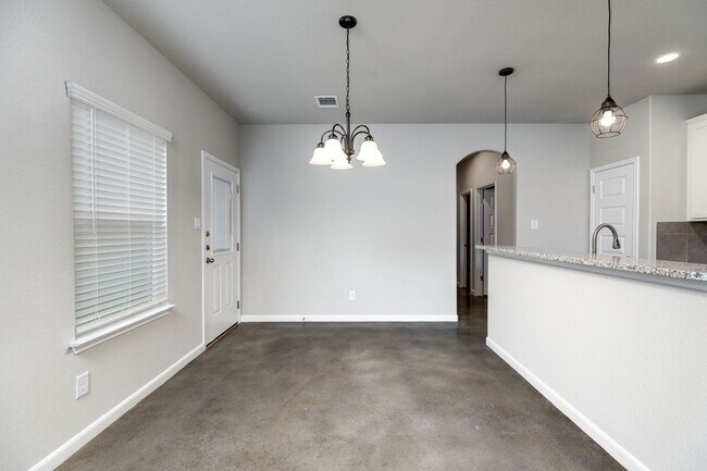 Building Photo - Charming & Spacious Duplex Retreat in Seguin!