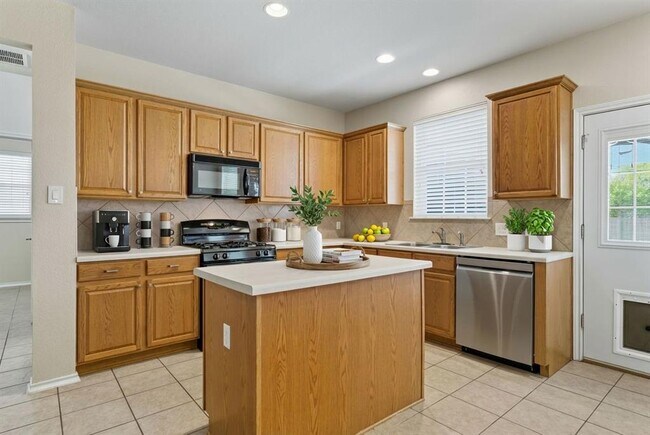 Building Photo - 125 Pine Cove