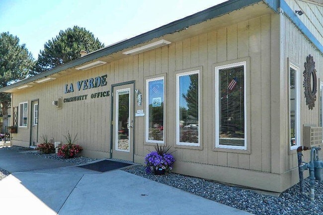 Building Photo - La Verde