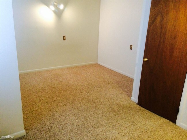 Building Photo - 2 br, 1 bath 4plex - 850 Houseman Upper