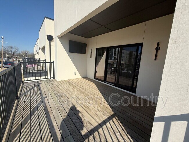 Building Photo - 134 E Elgin St