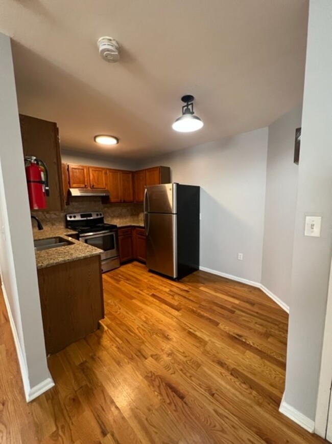 Building Photo - Renovated large 1 BR in heart of downtown ...