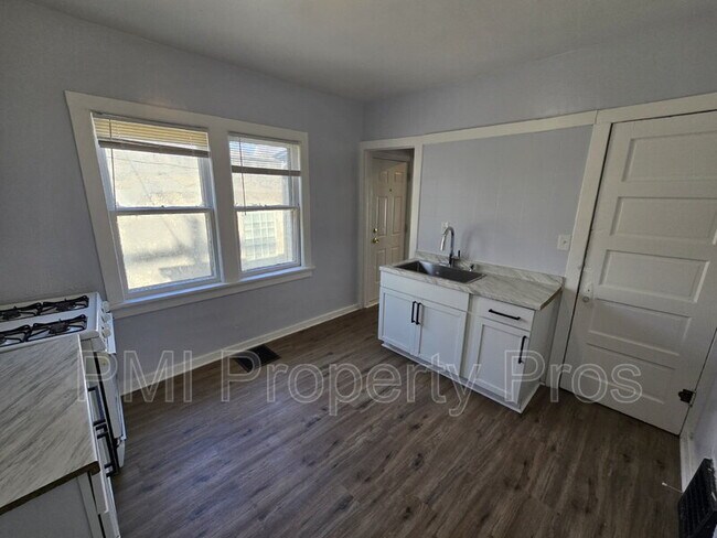 Building Photo - 2509 N Buffum St