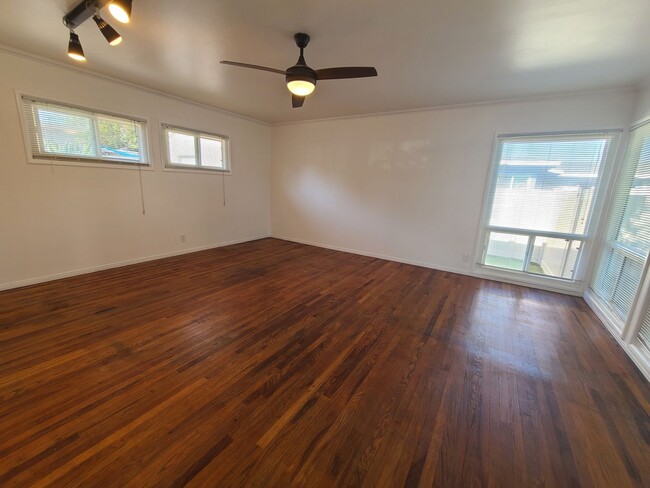 Building Photo - Spacious Ocean Beach 2 bed 1 bath just a few steps from Colliers Park.