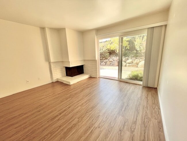 Building Photo - Bright single level 2 bed 1 bath Duplex