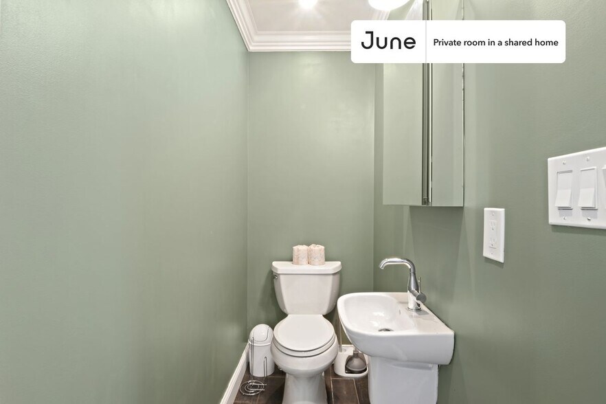Building Photo - Private bedroom in 4 bed/1.5 bath Home