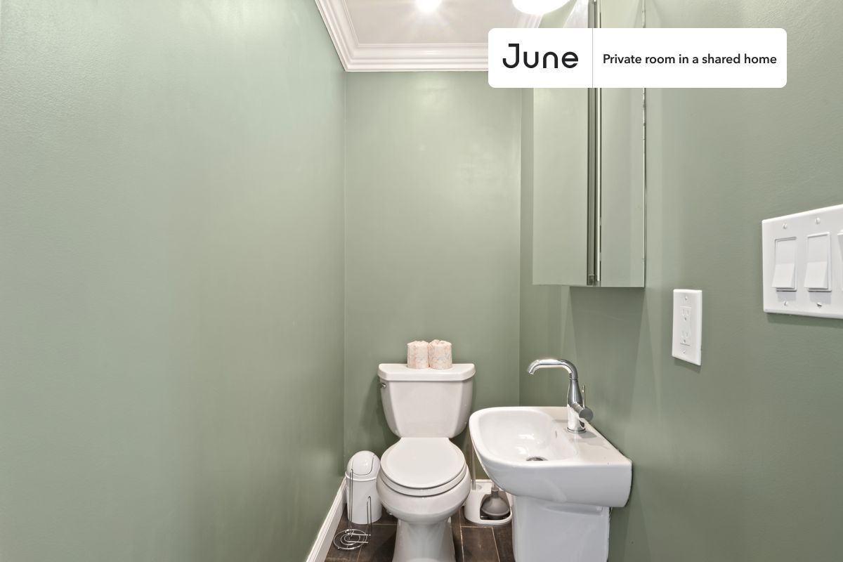 Building Photo - Room in Shared 4 bed/1.5 bath home in Somerville