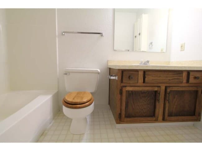 Building Photo - 2 Bed / 1 Bath Apartment with Garage  $975...