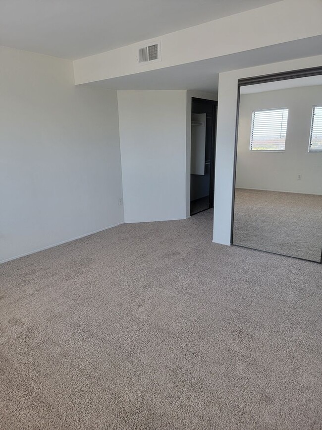 Building Photo - 2 BR / 2 BA Condo with Spectacular Views Near Patrick Henry High School