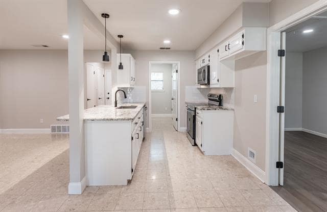 Building Photo - 5017 Brookview Dr
