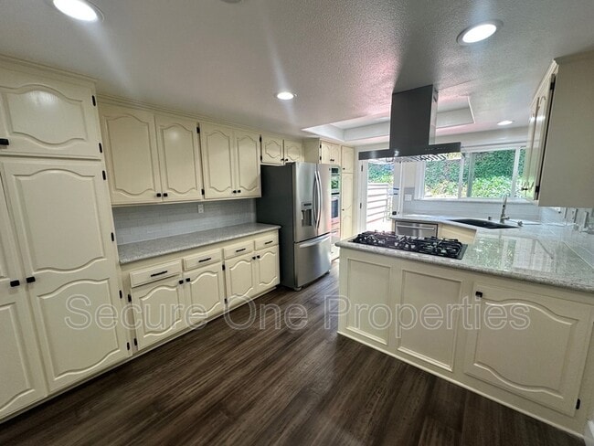 Building Photo - 4671 Club View Dr