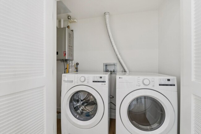 Building Photo - 1422 Tamarind Ave