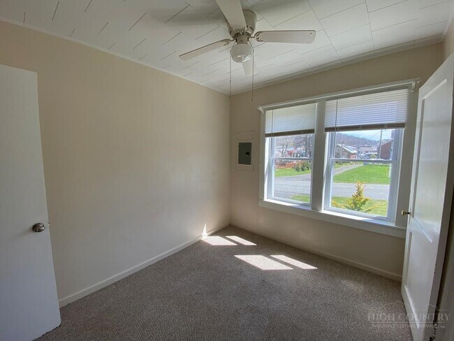 Building Photo - 2 W 4th St