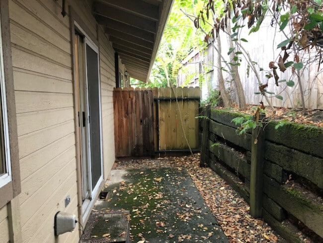 Building Photo - 475 Scenic Dr