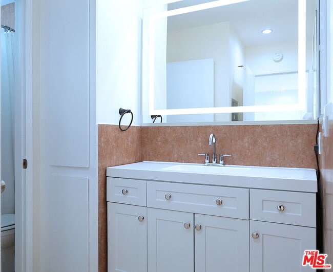 Building Photo - 9005 Cynthia St