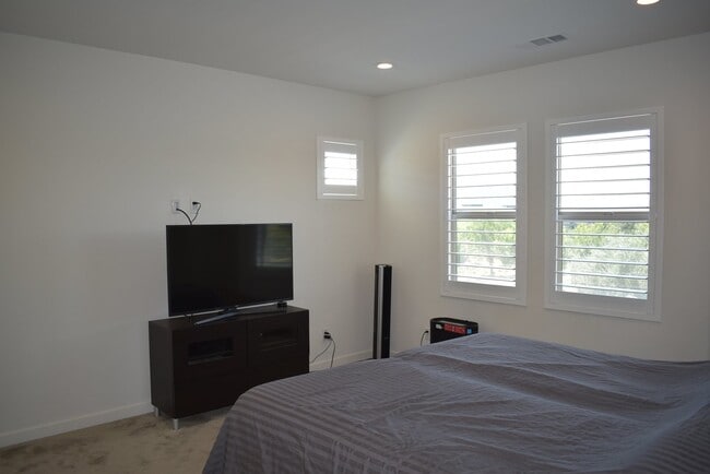 Building Photo - 3 Story 4 Bedroom 3.5 Bath Home in Del Sur...