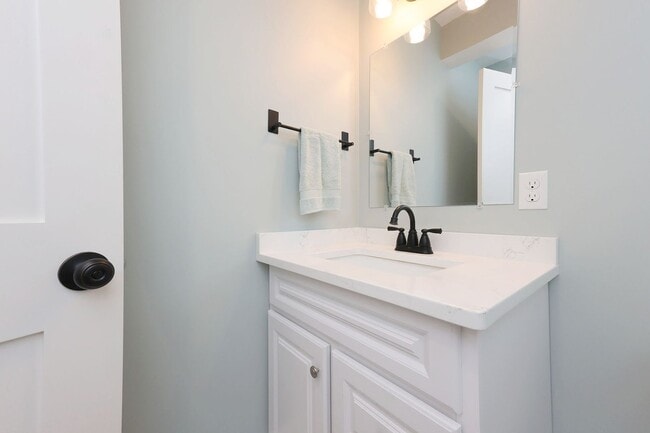 Building Photo - Newly Renovated Winter Rental on a Private...