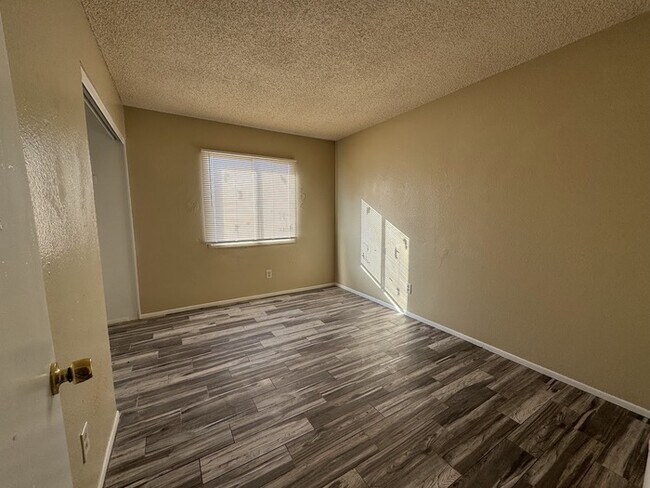 Building Photo - Remodeled Peoria 3br