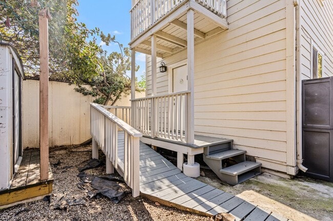 Building Photo - Remodeled 4-Bedroom House w/ Private Yard in Oakland