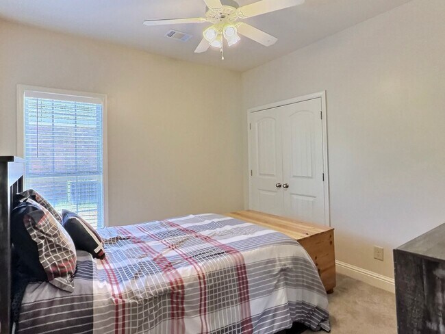 Building Photo - 4 Bed, 2 Full Bath Home w/ In-Ground Pool in Desirable Lake Forest!