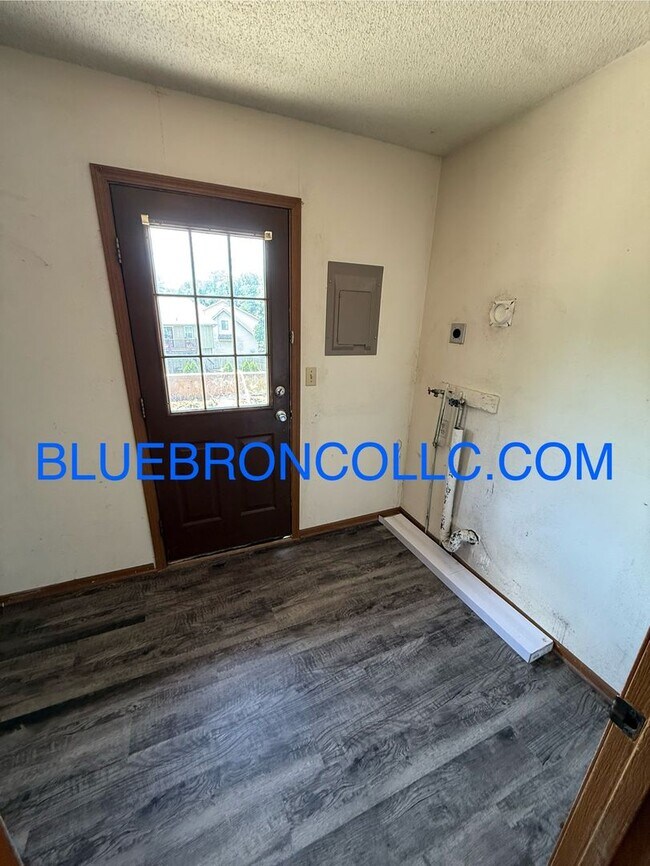 Building Photo - Updated 2-Bedroom Apartment in Raytowm