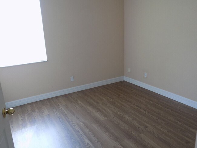Building Photo - BEAUTIFUL 3 BEDROOM, 2 BATH, 3 CAR GARAGE ...