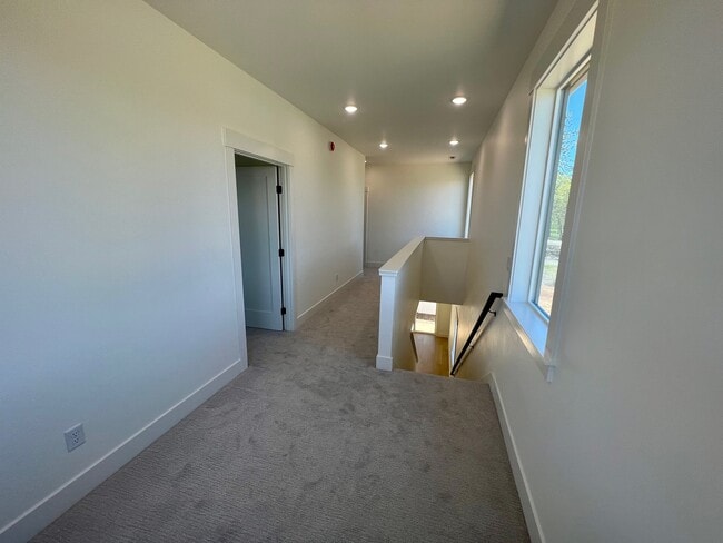 Building Photo - 210 Bogey Ln