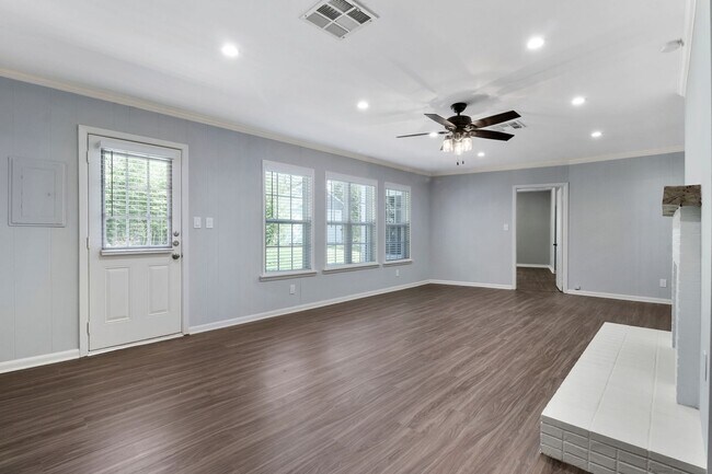 Building Photo - Completely Renovated Home Less Than 1 Mile From TCU